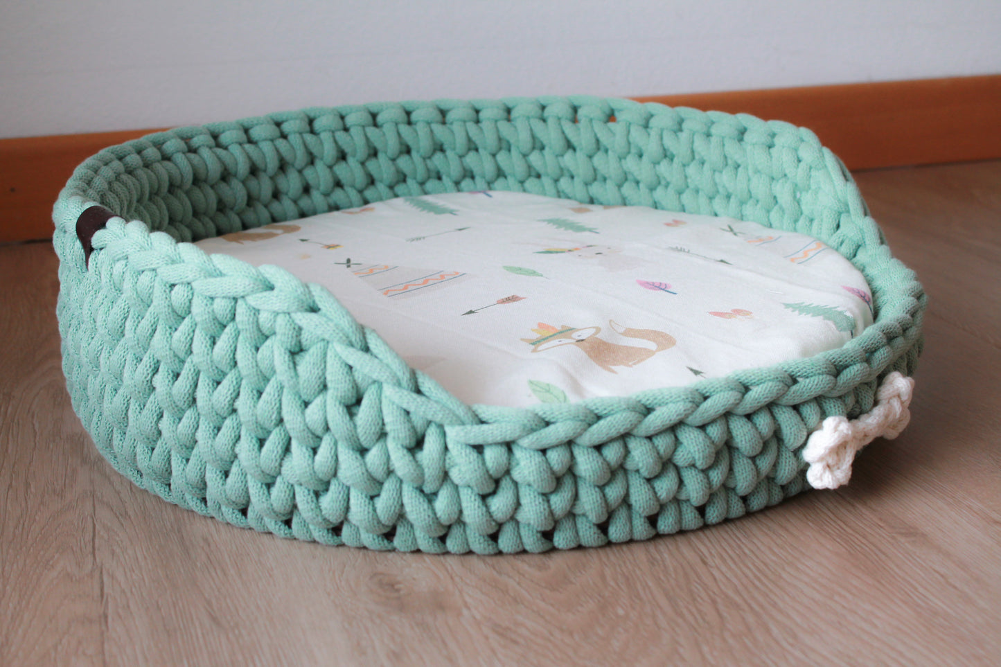 Cuccia artigianale in cotone e legno